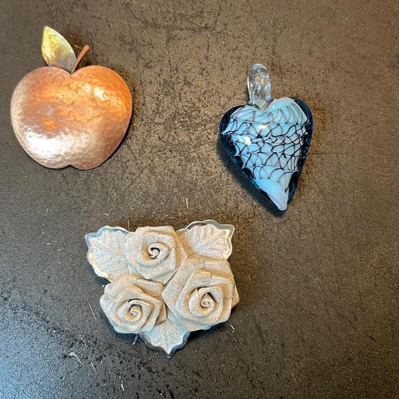 no brand Jewelry - Perfect condition 2 brooches and one pendent